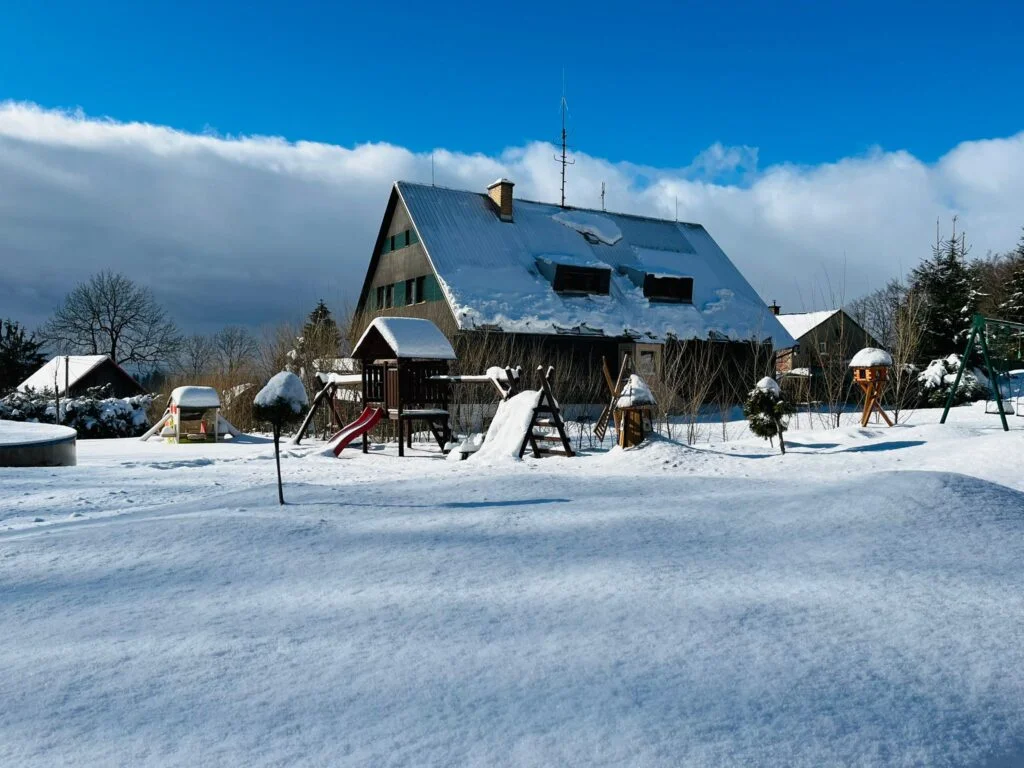 Chata Markétka - zimní pohled na okolí chaty